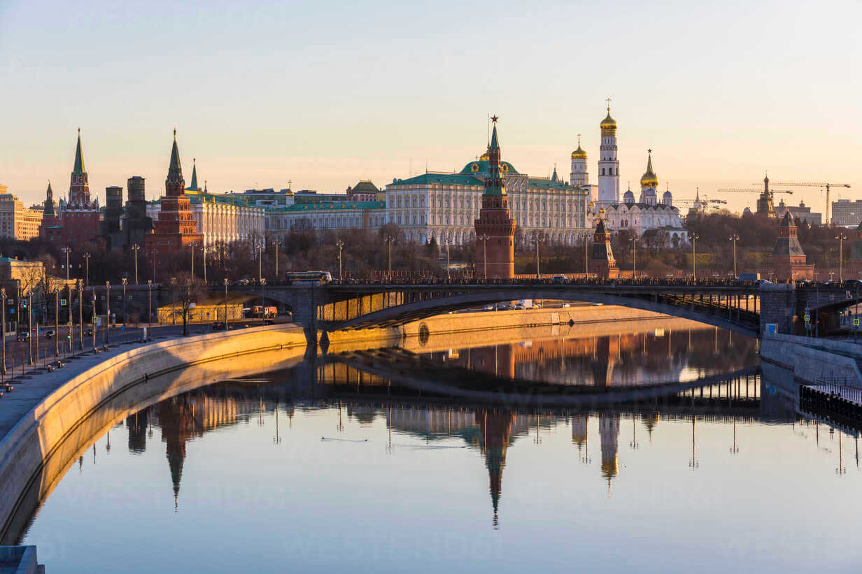 Russia, Moscow, Panoramic view of Moskva river and Kremlin at sunrise